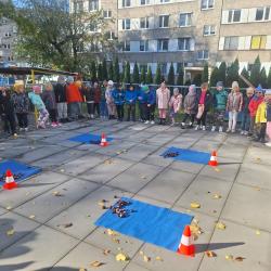 Zajęcia koleżeńskie Wiewiórek z Jagódkami w ogrodzie przedszkolnym