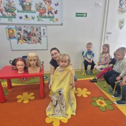 Krasnoludki poznają zawód fryzjera 