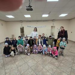 Wiewiórki na warsztatach w Centrum Edukacji Ekologicznej Piaski-Szczygliczka