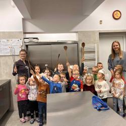 Jeżyki odwiedziły przedszkolną kuchnię 