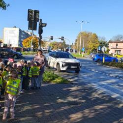 Skrzyżowanie - przypomnienie zasad bezpiecznego przechodzenia przez pasy 