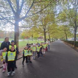 Starszacy na jesiennym spacerze i zabawach w parku