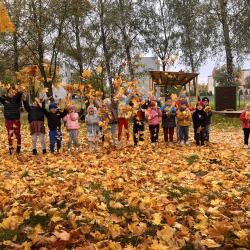 Jesienne zabawy w ogrodzie przedszkolnym 