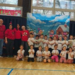 Starszacy na mikołajkowych zawodach sportowych w SP1