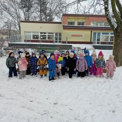Zimowe zabawy w przedszkolnym ogrodzie 