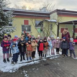 Jeżyki, Wiewiórki i Jagódki dokarmiają ptaki w czasie zimy 