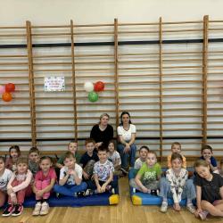 Jagódki i Wiewiórki na zabawach karnawałowych w Szkole Podstawowej nr 1 