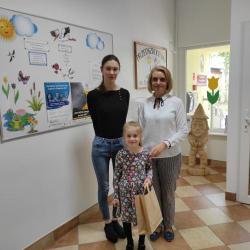 Nagroda dla Poli Kotwickiej z Wiewiórek za udział w konkursie plastycznym Polska w kolorach tęczy